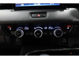 運転席と助手席の温度設定の変更が可能な左右独立タイプのデュアルエアコンです♪♪♪暑がりな人・寒がりな人も誰もが車内を快適にお過ごしいただけます♪♪♪