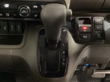 CVT車のセレクトレバーです。低速から高速まで、変速ショックのないスムーズな走りと、エンジン効率のよい領域を維持して燃費にも貢献します。サイドブレーキはスイッチ操作の電子制御パーキングブレーキです。