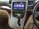 【HDDナビ】8インチHDDナビ+電動開閉後席モニターほか5.1chサウンドシステムと、車内18個のスピーカー、フルセグTV、ブルートゥース機能など多彩な機能が満載です!
