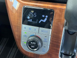 【オートエアコン】一度お好みの温度に設定すれば、車内の温度を検知し風量や温度を自動で調整。暑い&hellip;寒い&hellip;と何度もスイッチ操作をする必要はありません。快適な車内空間には必須の機能ですね♪