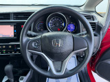 ドライバーの操作性に配慮したステアリング。快適な運転をサポートします。