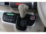 インパネシフトだから視線の移動も少なく足元もスッキリ♪運転席もゆったりしているのでゆとりを持ってドライブできますね!