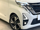 【LEDヘッドライト】悪天候や夜間走行時も良好な視界を確保し安心して運転できる高輝度LEDヘッドライトを装備!点灯速度が早く、消費電力も抑えられています。