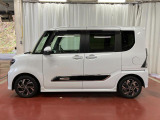 【スマートアシスト搭載車】 衝突回避支援ブレーキ機能(対車両・歩行者)、衝突警報機能(対車両・対歩行者)、誤発信抑制制御機能などの機能で安全な運転をサポートします。