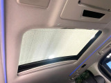 【サンルーフ】開放感たっぷりの希少装備、サンルーフが装着されています!車内に明かりを取り入れたり景色を楽しむ以外にも、車内の空気も簡単に換気できて快適です!