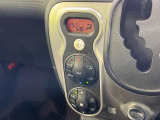 【オートエアコン】一度お好みの温度に設定すれば、車内の温度を検知し風量や温度を自動で調整。暑い&hellip;寒い&hellip;と何度もスイッチ操作をする必要はありません。快適な車内空間には必須の機能ですね♪