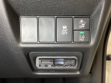 Hondaセンシング用の、VSA(ABS+TCS+横滑り抑制)解除と路外逸脱抑制機能などのオンオフスイッチはハンドルの右側に装備。その下にETCがついています。高速道路の料金所の通過も楽々です。