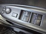 各席のパワーウインドウを手元で操作可能。使い勝手の良い設計です。