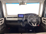 運転席は、大きな座面と包み込むような背もたれがドライバーの身体全体をしっかり支えます。上質なシート素材と座り心地のよいクッションを採用し、長時間の運転やコーナーの多い道も快適です