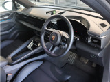 フロントシート、イルミネーテッド PORSCHEロゴ付き