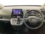 車内は光触媒抗菌消臭施工済です。スタイリッシュなデザインでスポーティなインパネ周りを演出します。グローブボックスやカップホルダーのほかにトレーなどたくさんの収納スペースが付いています。