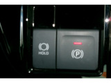 「P」ポジションに入れると自動で作動。「HOLD」スイッチを押し、システムONの状態にしておくことで、渋滞や信号待ちなどでブレーキを踏んで停車したときにブレーキを保持。アクセルを踏むと解除。