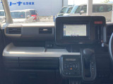 助手席前には物をサッと置けます。見やすい位置にあるため置き忘れ防止になります