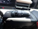 オートライト機能が装備されており暗い場所に入ると車両が検知しライトのON・OFFを自動的に切り替えてくれますので非常に便利な装備です♪