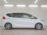 リアには左右スライドドアを採用。狭い駐車場でも開閉しやすく、強風の日でもドアが煽られにくくなっております。小さなお子さまやご年配の方も安心して乗り降りできます。