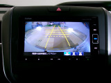 バックカメラの画像です。ガイドラインがスムースな車庫入れをサポートいたします。車庫入れの安心感がアップしますね。