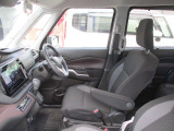 運転しやすいゆったり空間♪前席&hArr;後席の移動がしやすい【センターウォークスルー】です。