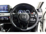 運転中もハンドルでの操作が可能です。特に高速道路等の目が離せない運転時には、便利さだけでなく、安全性も兼ね備えております。