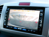 バックカメラの画像です。ガイドラインがスムースな車庫入れをサポートいたします。車庫入れの安心感がアップしますね。