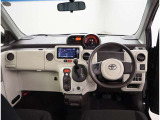 デザインもよく、居心地のよい運転席ですね。分かりやすいスイッチ類ですから操作もしやすく運転をサポートします。ぜひご来店いただき、実際にお座りいただいてステアリングを握ってみてください!