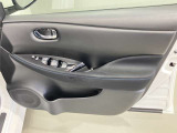 【運転席ドア】ボトルホルダーや収納ポケットが付いているので運転席周りもスッキリ保てます★