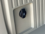 荷室には便利なアクセサリーソケットを装備。アウトドアや車中でのちょっとした電源確保に役立ち、使い勝手がぐっと広がります。