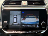真上から見下ろすような映像で、車庫入れや縦列駐車時に、自車と駐車位置の関係をひと目で確認でき、スムースな駐車をサポート。動く物を検知してお知らせすることで、発進時の安全確認もサポートします。