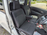運転席シートは目立つ汚れやへたりなど無くきれいで座り心地も良いですよ。
