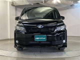 お車購入のポイントとなるフロントマスクです!シャープな目つきが印象的なデザインのヘッドランプです。