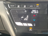 【オートエアコン】一度お好みの温度に設定すれば、車内の温度を検知し風量や温度を自動で調整。暑い&hellip;寒い&hellip;と何度もスイッチ操作をする必要はありません。快適な車内空間には必須の機能ですね♪