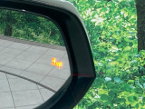 【ブラインドスポットモニター】走行中、ドアミラーの死角になりやすい箇所に後続車が接近するとサイドミラーのレンズに警告を表示!ドライバーに注意喚起をしてくれます。