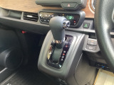 インパネシフトだから視線の移動も少なく足元もスッキリ♪運転席もゆったりしているのでゆとりを持ってドライブできますね!