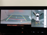 パノラミックビューモニター付きです。車両を上から見たような映像をモニター画面に表示。運転席からの目視では見にくい、車両周辺の状況をリアルタイムでしっかり確認できます。