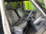 運転席まわりには十分なスペースがあり、大柄な方でもゆったり運転していただける環境です。