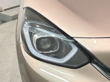 LEDヘッドライトは、点灯の瞬間から最大光量を発揮し、突然暗くなるトンネルなどでの安定感を高めます。