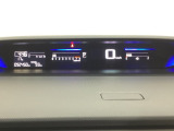 デジタル表示のスピードメーターとタコメーターを大きく配した見やすいメーター部になっています。左側のインフォメーション画面でオドメーターや燃費などの情報を確認できます。