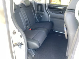スライドドアだから、隣の車との距離が近い駐車場でも安心。チャイルドシートへの乗せ降ろしや、大きな荷物の積み込みもストレスなく行えます。