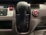 CVT車のセレクトレバーです。低速から高速まで、変速ショックのないスムーズな走りを実現するとともに、エンジン効率のよい領域を維持することで燃費にも貢献します。