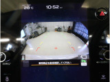 ■リヤビューカメラの映像です。ステアリング連動ガイドラインが、後退時の予想進路を表示し、運転のサポートを致します。