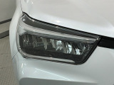 LEDヘッドライトは、点灯の瞬間から最大光量を発揮し、突然暗くなるトンネルなどでの安定感を高めます。