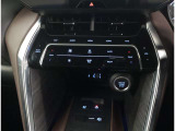 お車のキーはスマートキーです。キーを身につけた状態で車に近づき、ドアロックの解錠や施錠操作が出来ます。雨の日など両手がふさがっている時など、とっても便利ですね。