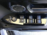 ドアミラーのスイッチは運転席ドアにあります。