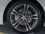 BMW純正18インチホイール。洗練されたデザインで、足元の個性を引き立てます。