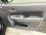 【運転席ドア】ボトルホルダーや収納ポケットが付いているので運転席周りもスッキリ保てます★