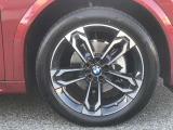 【BMWアロイホイル】軽量かつ強度に拘ったアロイホイル。走行性能ポテンシャルを引き出す設計。車の足元を引き締めてくれる大きなポイントはアロイホイルです。