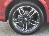 【BMWアロイホイル】軽量かつ強度に拘ったアロイホイル。走行性能ポテンシャルを引き出す設計。車の足元を引き締めてくれる大きなポイントはアロイホイルです。