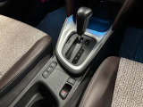 中古車選びで意外と見落としがちなポイントが、シフトレバー周辺の状態です。今回掲載している画像では、操作部分の使用感をはじめ、パネルの傷や擦れ、ボタン類の動作跡など、確認していただけます。