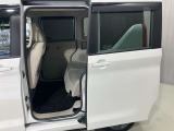 左側電動スライドドアは、子供の送り迎えの際に運転席からドアの開閉ができるので便利です。ルーフが高いので大人のかたの乗り降りもしやすいですよ★