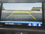【リアカメラ】リバースに入れるだけで後方の映像が映ります。安全確認や、狭い駐車場での車庫入れ、雨の日や夜間など視界の悪い時に便利です。安全にバックする為には欠かせない装備です。