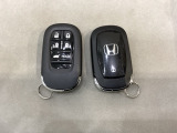 スマートキー付きですからドアロックの開閉およびエンジンスタートが楽々です。電動スライドドアの開け閉めもボタンで操作できます。ボタン操作でトランクが開けられる電動テールゲートのボタンもついています。